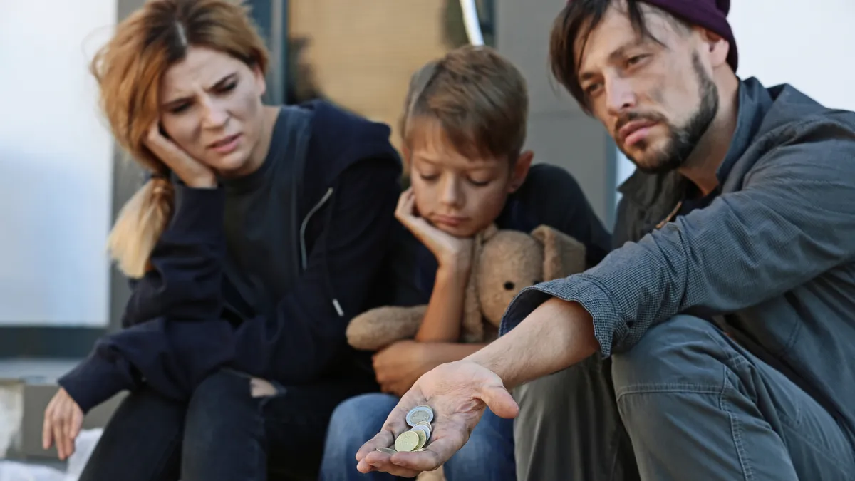 „Apa, élünk!” – A romok alól húzták ki gyermekét, mégsem menekülnek: Sokkoló riport a kijevi pokol túlélőiről