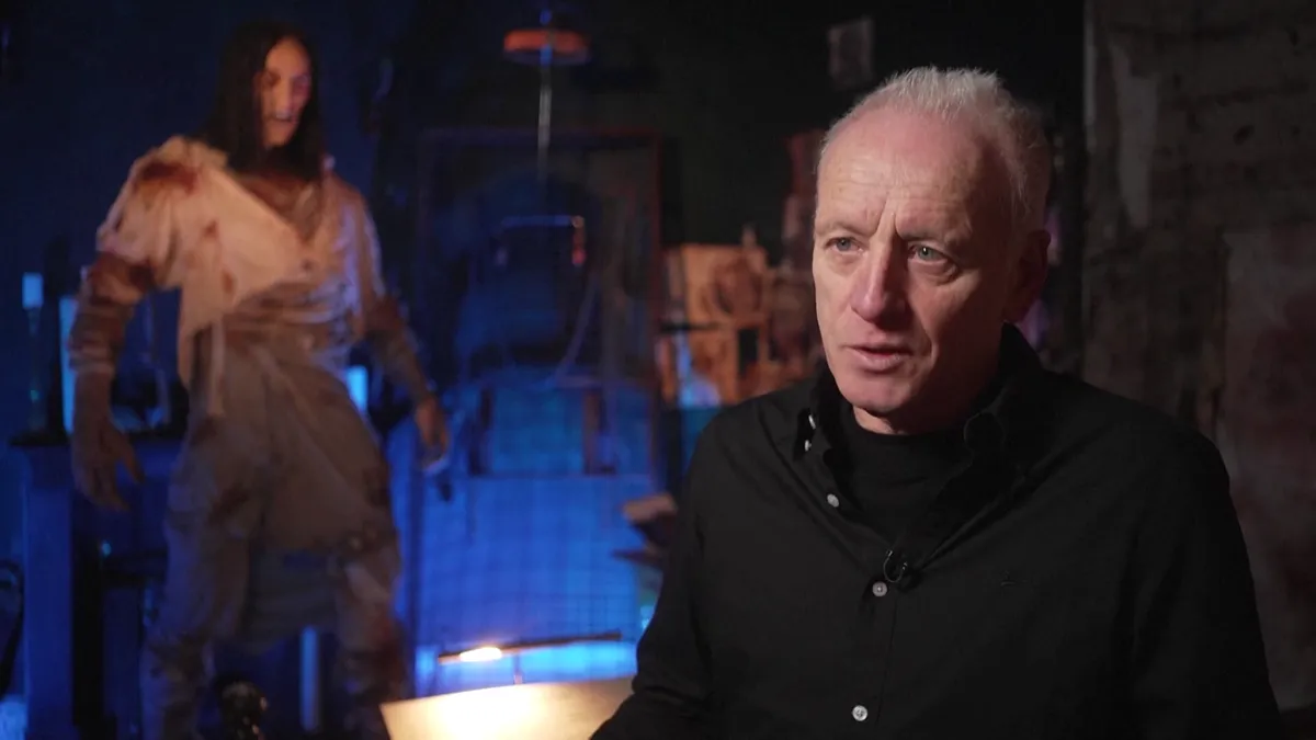 Hátborzongató pillanat: Frankenstein teremtménye néz ki az ablakon Bathben