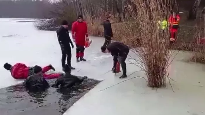 Jeles történelmi esemény alkalmából vetették magukat a jeges vízbe