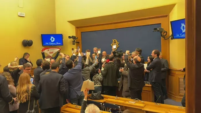 „Bella Ciao”-val a szólásszabadság ellen: Botrányba fulladt a migrációellenes tájékoztató Olaszországban