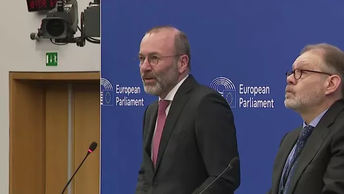 Valódi válasz helyett visszakérdezés: Manfred Webert kérdezte a HírTV tudósítója