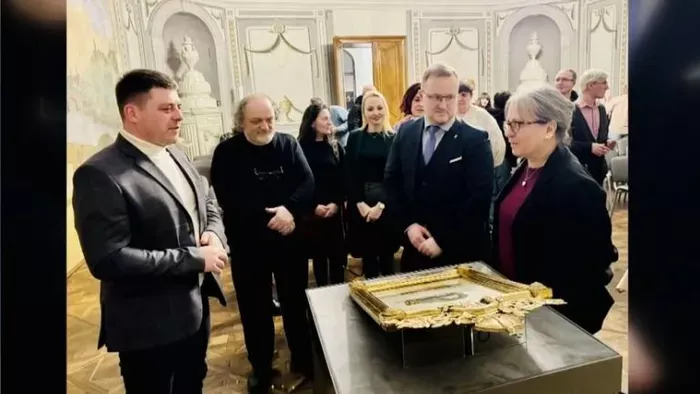 Hazatért Nagyváradra a restaurált Szent Jobb-selyemfestmény
