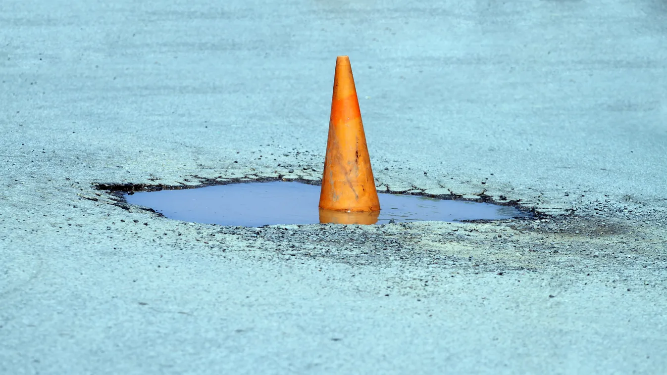 Karácsony Gergely "aknamezővé" változtatta Budapestet! Fél óra alatt négy kocsit végzett ki egyetlen kátyú