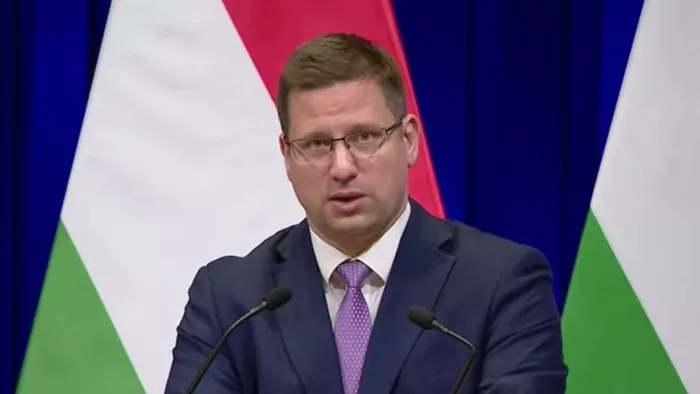 Ismét csörtézett a Telex újságírója a Kormányinfón, ezúttal a gödi gyárral kapcsolatban állított valótlanságot