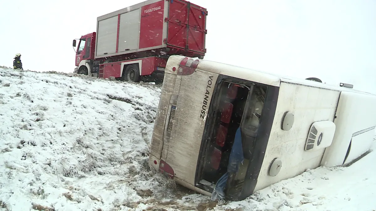 A hátsó ablakon át menekültek egy árokba borult busz utasai Zalában
