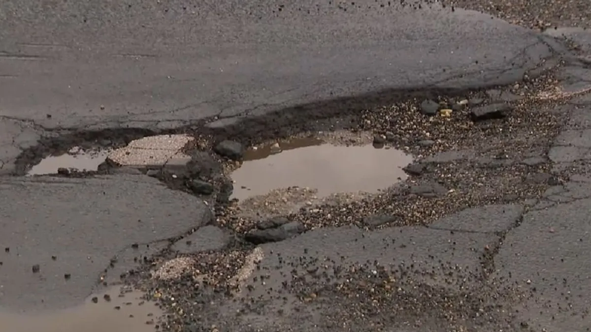 Budapesten nemcsak az utak, a városvezetés is kátyúba jutott