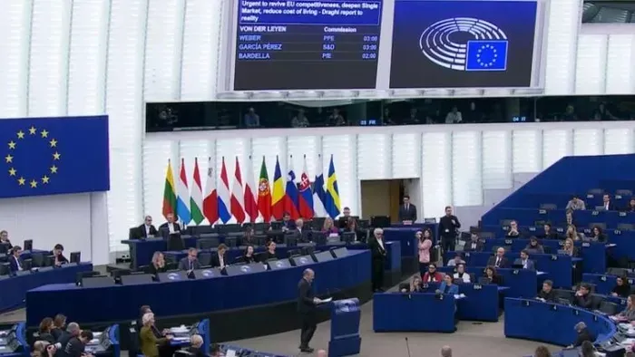 Újabb hitelfelvétellel terhelné meg a költségvetést az Európai Parlament