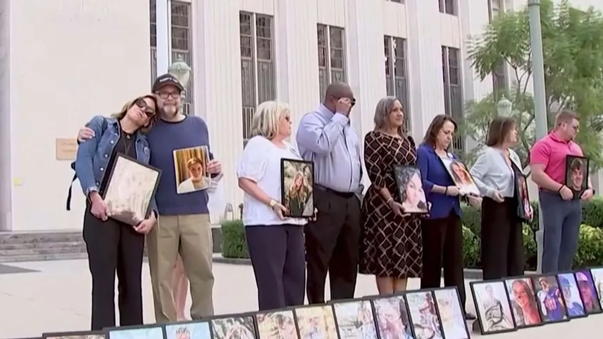 Gyászoló szülők állnak egymás mellett Los Angeles belvárosában
