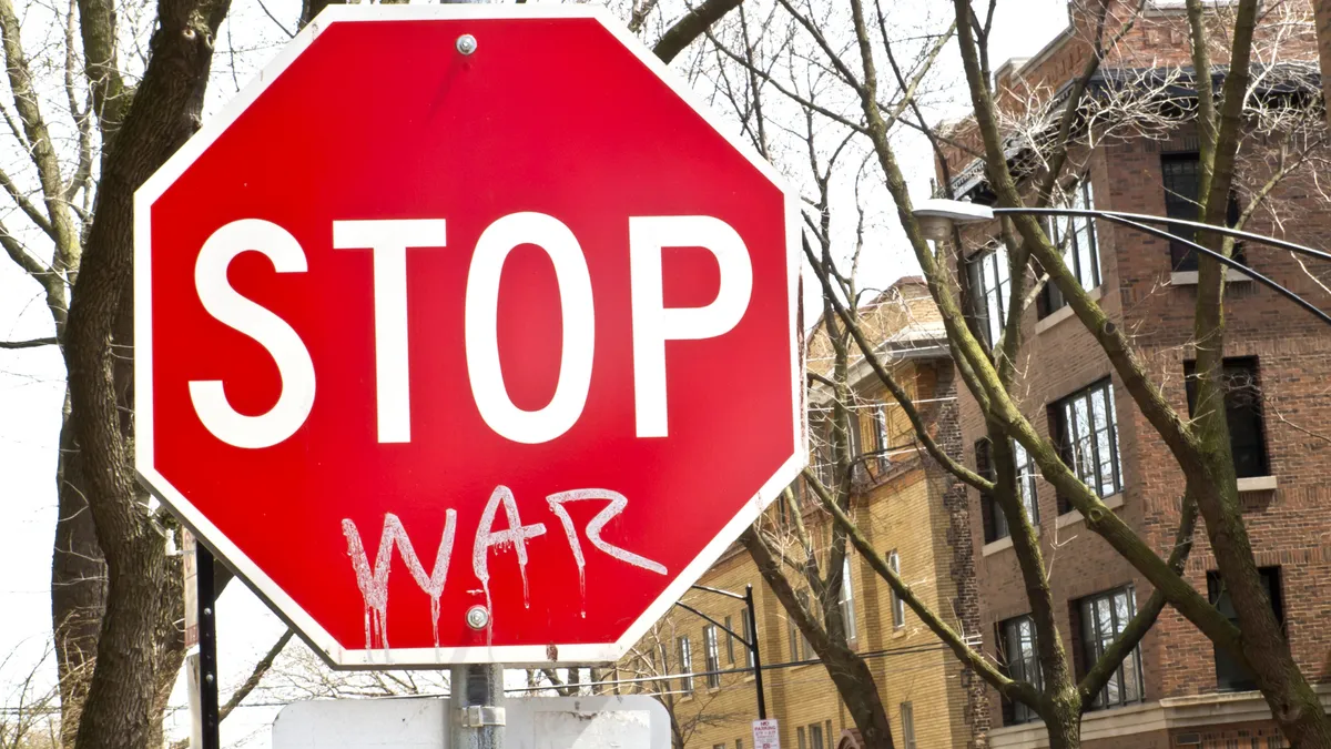 Háborús kutyák és ukrán zsarolás: Magyar Péter győzelme a magyar fiatalok életébe kerülhet?