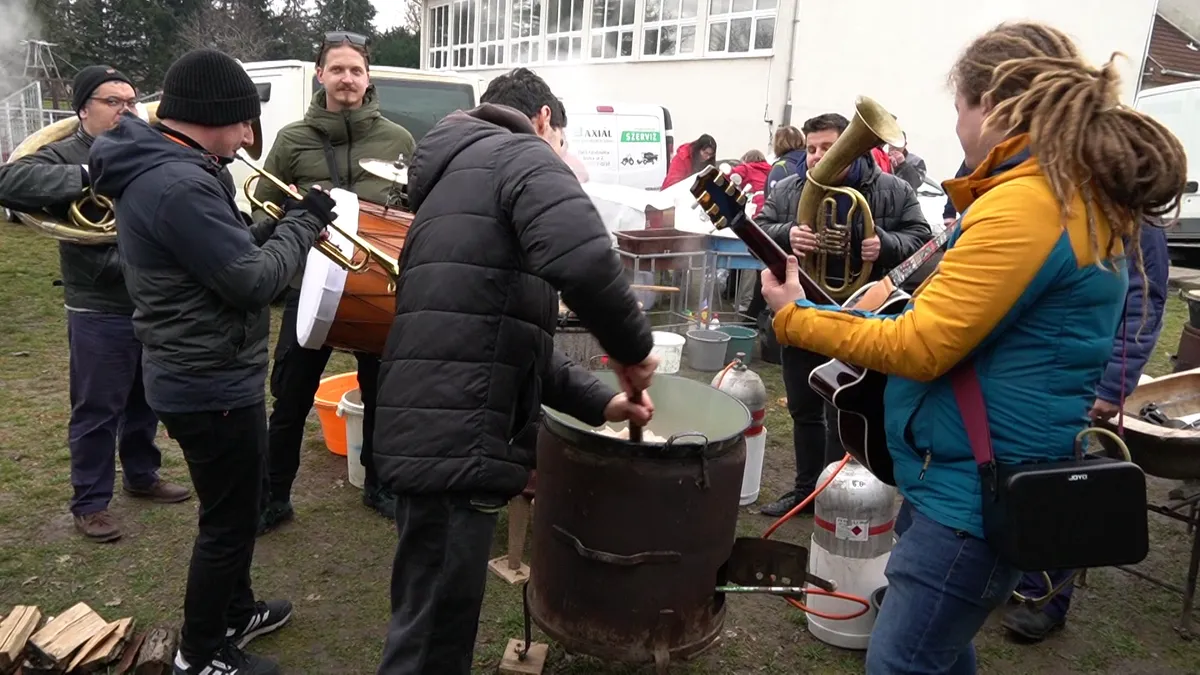 Elképesztő! 800 méteres kolbászt töltöttek Sajóvámoson