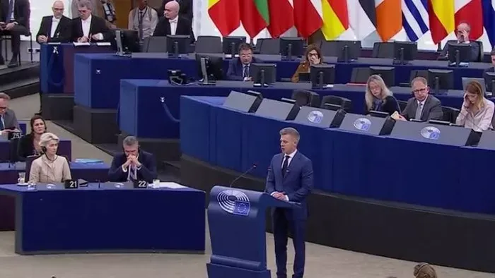 Ez az összefüggés Magyar Péter megnyilvánulásai és Brüsszel parancsai között