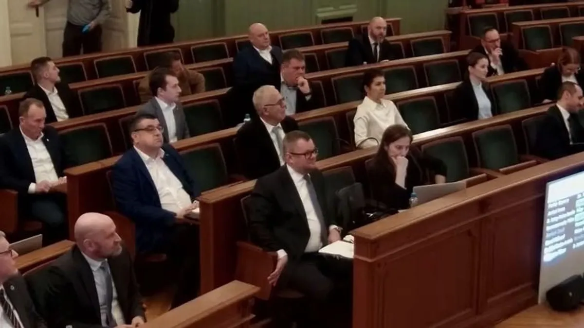 Áll a bál Győrött