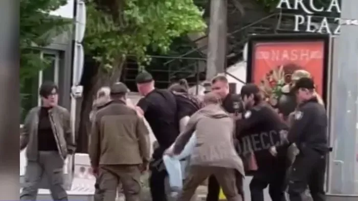 Így vadásznak a kényszersorozások alkalmával az emberekre Ukrajnában