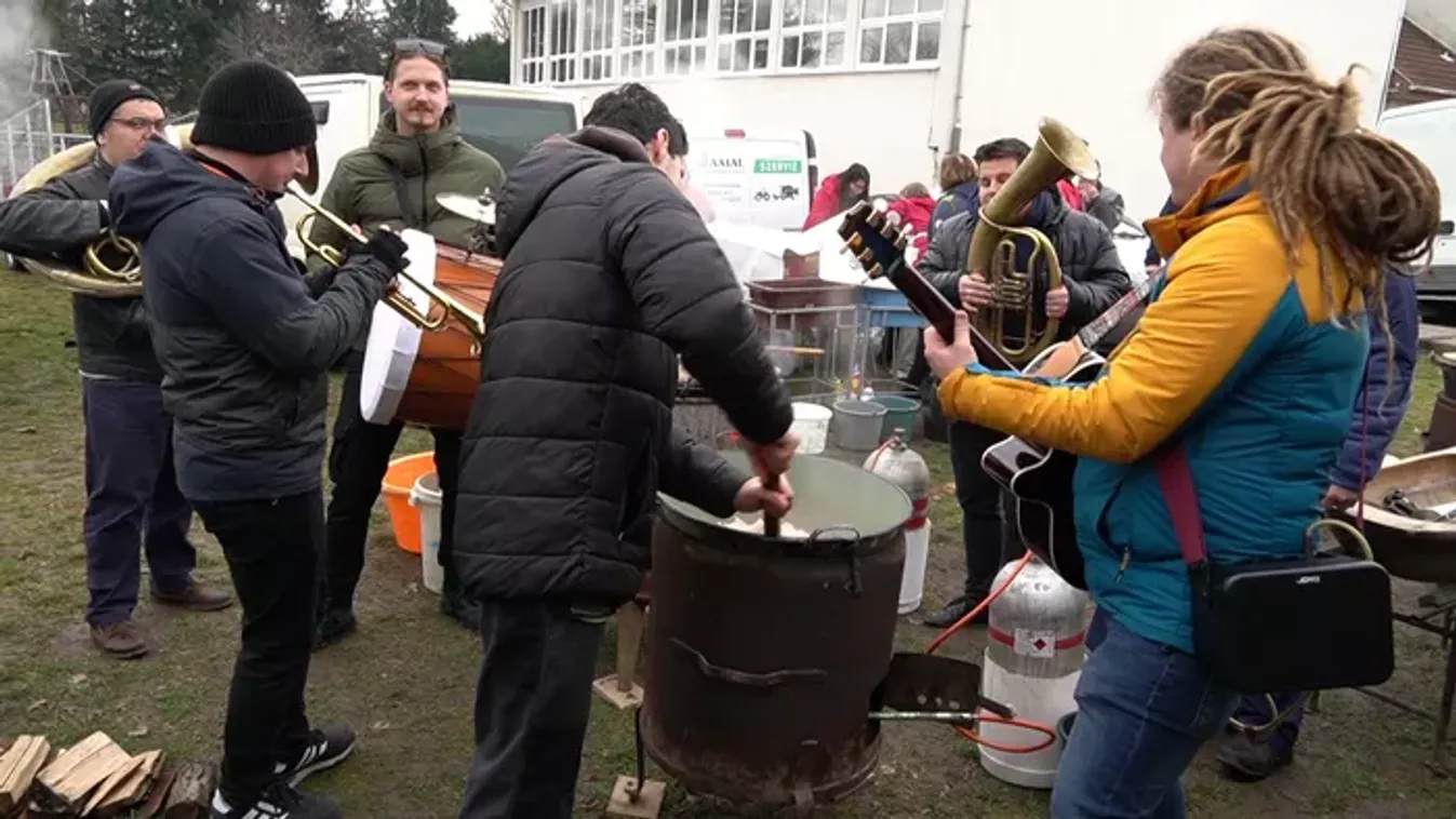 Elképesztő! 800 méteres kolbászt töltöttek Sajóvámoson
