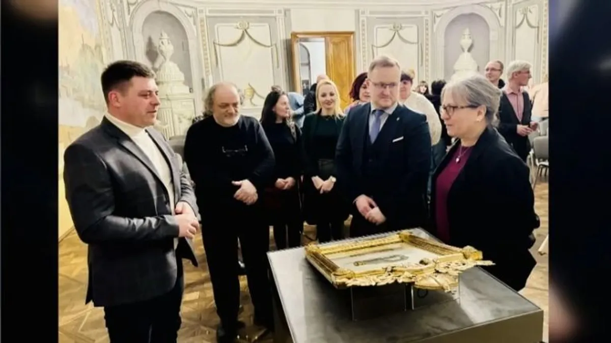 Hazatért Nagyváradra a restaurált Szent Jobb-selyemfestmény