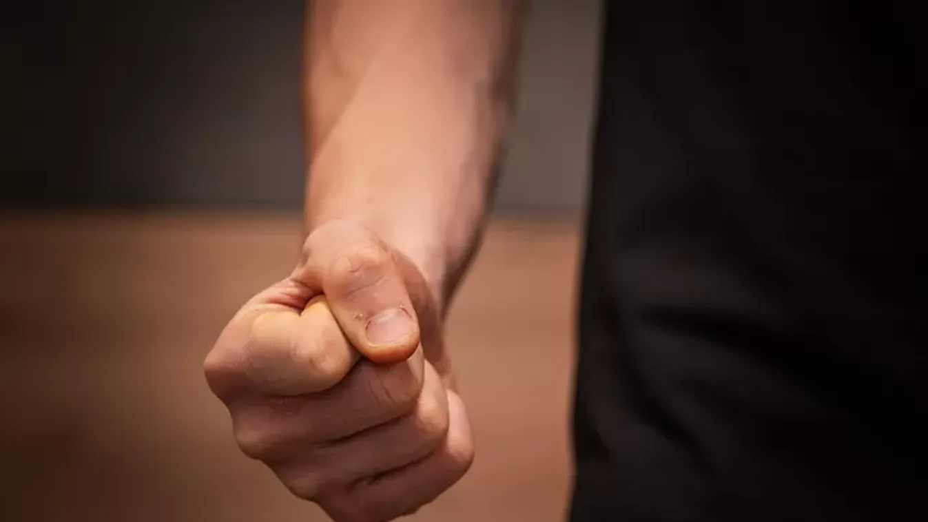 Üzentek a HírTV műsorvezetői, miután verés áldozata lett egy fideszes aktivista