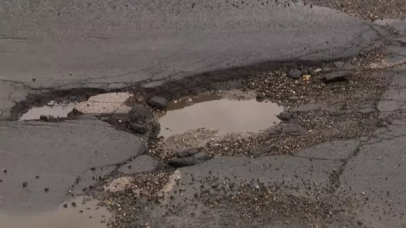 Budapesten nemcsak az utak, a városvezetés is kátyúba jutott