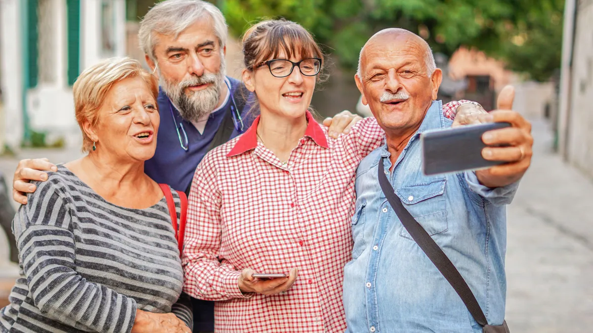 Miközben mások elvették, Orbán Viktor még rá is tett egy lapáttal: Megérkezett a 14. havi nyugdíj első részlete is – Európa irigykedve figyel