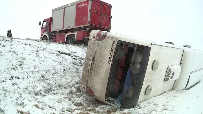 A hátsó ablakon át menekültek egy árokba borult busz utasai Zalában
