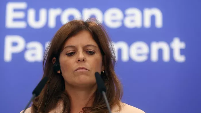 Ilaria Salis nem válaszol, csak fenyeget: agresszív stílusban rontott rá a HírTV tudósítójára