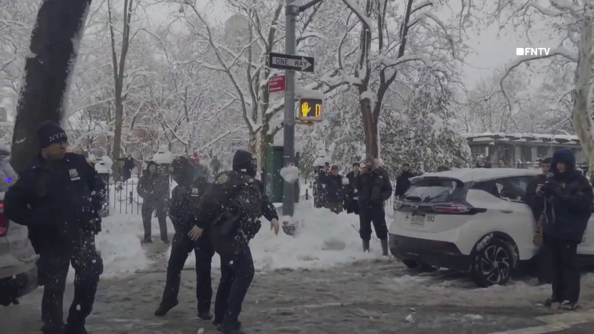 Csata New Yorkban – megfutamították a rendőröket a hógolyózó fiatalok