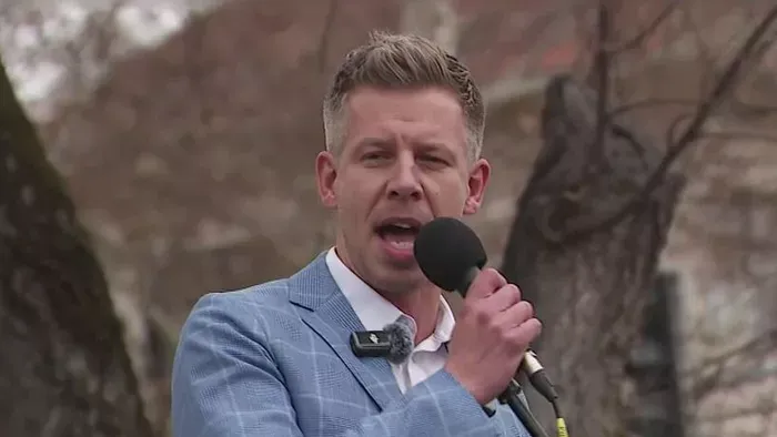 Emberséges országot építene, mégis a sajtómunkások „eltakarításával” fenyeget Magyar Péter