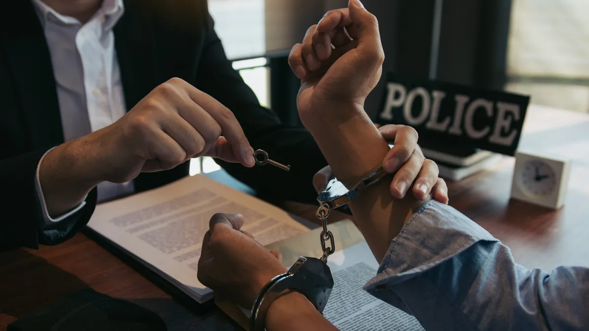 Szülinapi razzia a palotában – Rács mögé kerülhet a brit király öccse az államtitkok miatt