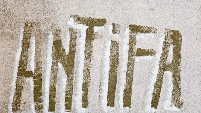 A „szelíd” antifások viperával vernek, a Deutsche Welle pedig mosdatja őket