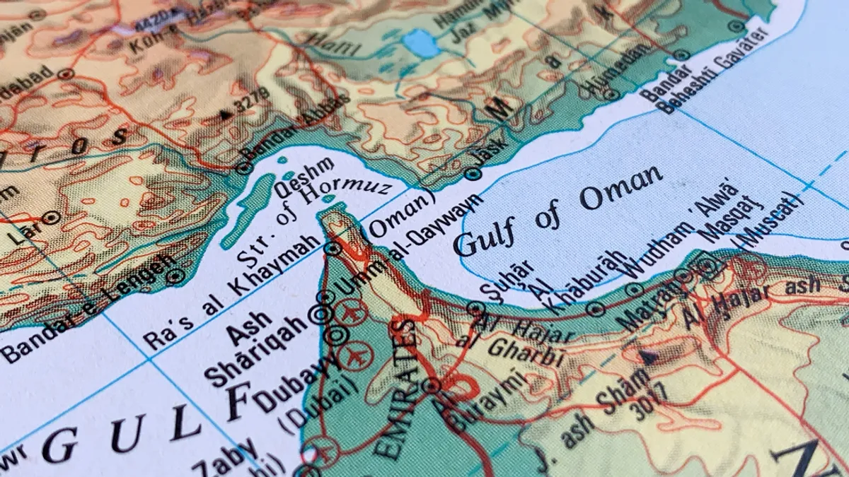 Így néz ki a gyakorlatban a Hormuzi-szoros lezárása – megszólalt a szakértő