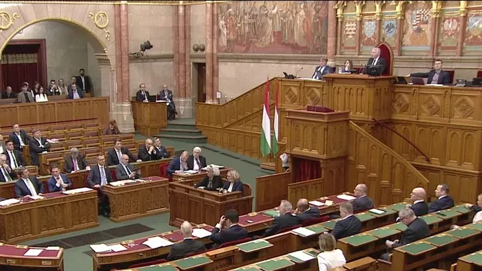 Parázs környezetben berobbant a puskaporos hordó az Országgyűlés plenáris ülésén