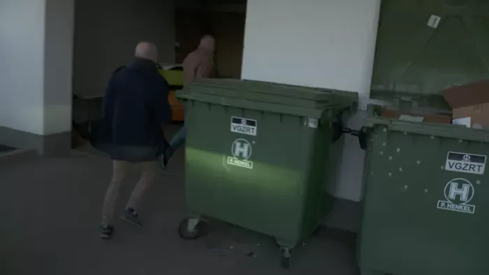 Katonai szakértő nyúlcipőben - így rohant el a HírTV riportere elől Ruszin-Szendi Romulusz