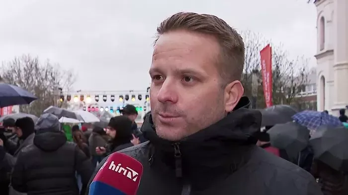 Erőszakosan lépnek fel az ellentüntetők a sajtó(szabadság) ellen