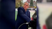 Videón a miniszterelnöki tankolás: ennyit spórolt Orbán Viktor a kúton