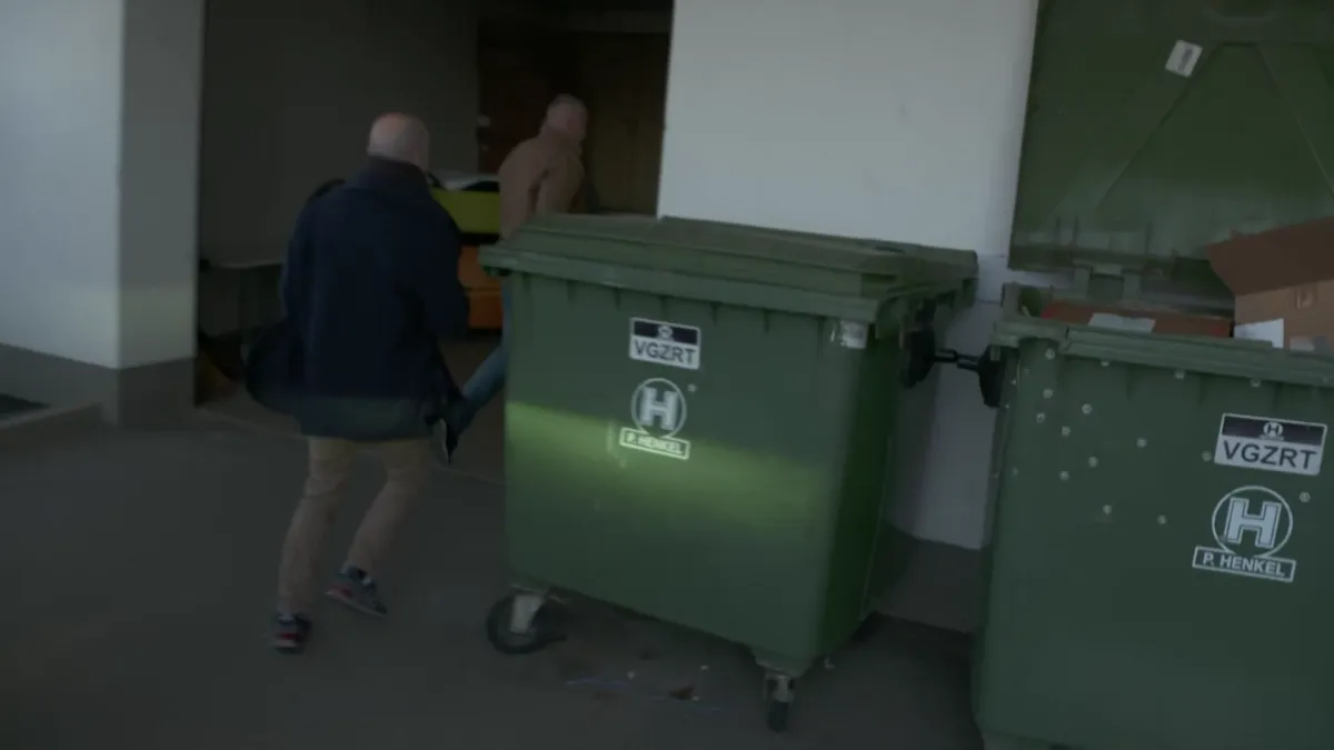 Katonai szakértő nyúlcipőben - így rohant el a HírTV riportere elől Ruszin-Szendi Romulusz