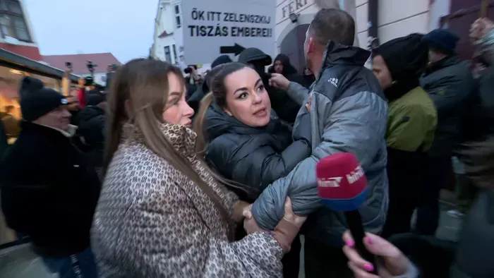 Lökdösődésbe torkollott az interjú – megtámadták a HírTV riporterét Győrben