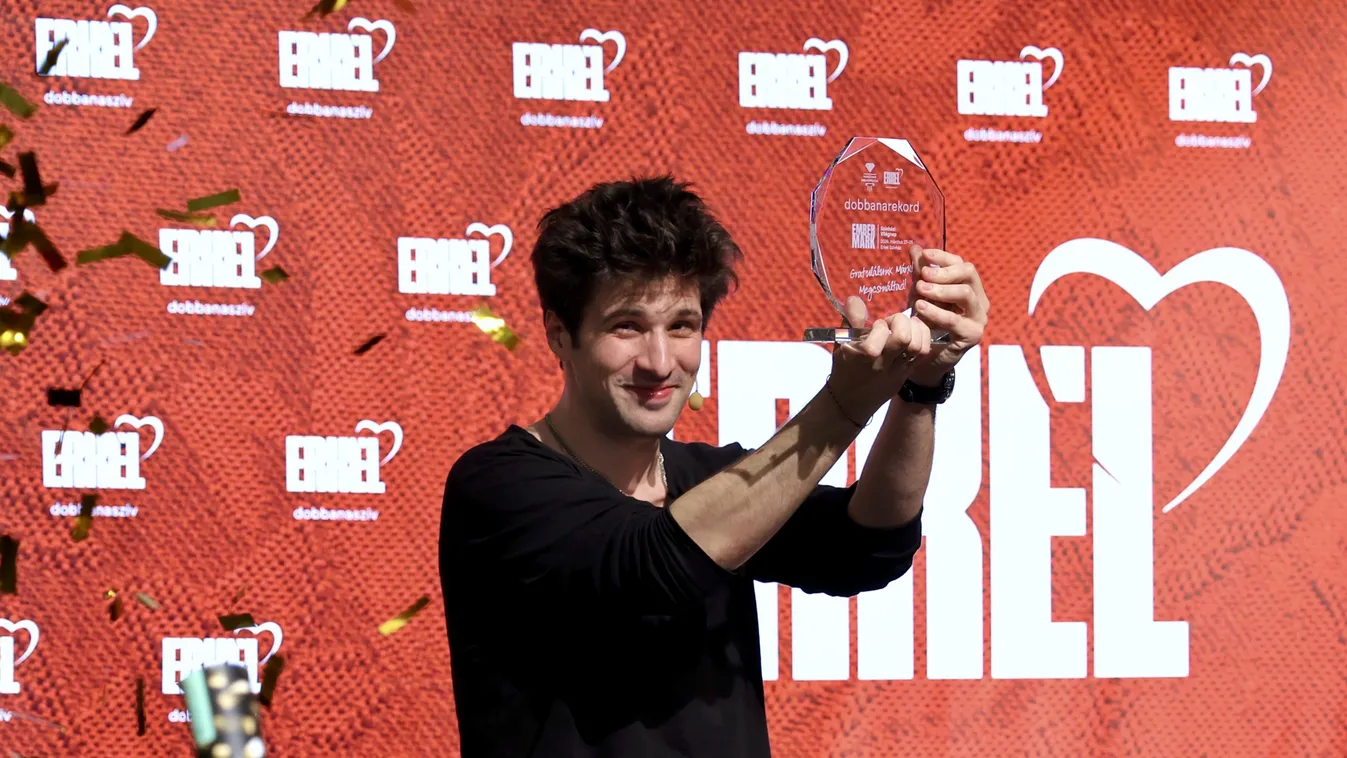 Minden várakozást felülmúlt: Ember Márk 27 órán át olvasott fel az Erkelben
