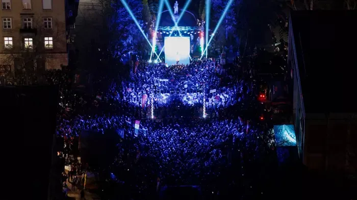 Hatalmas tömeg várta a miniszterelnököt Dunaújvárosban