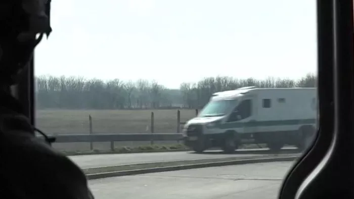 Ekkora összeget miért készpénzben szállítottak?