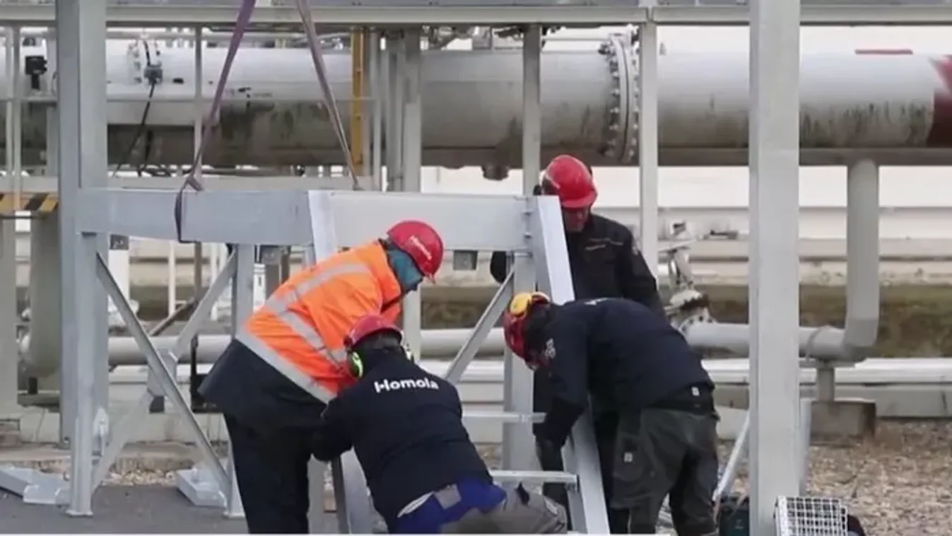 Gulyás Gergely szerint a lehetőségek között az orosz kőolajnak és földgáznak is szerepelnie kell