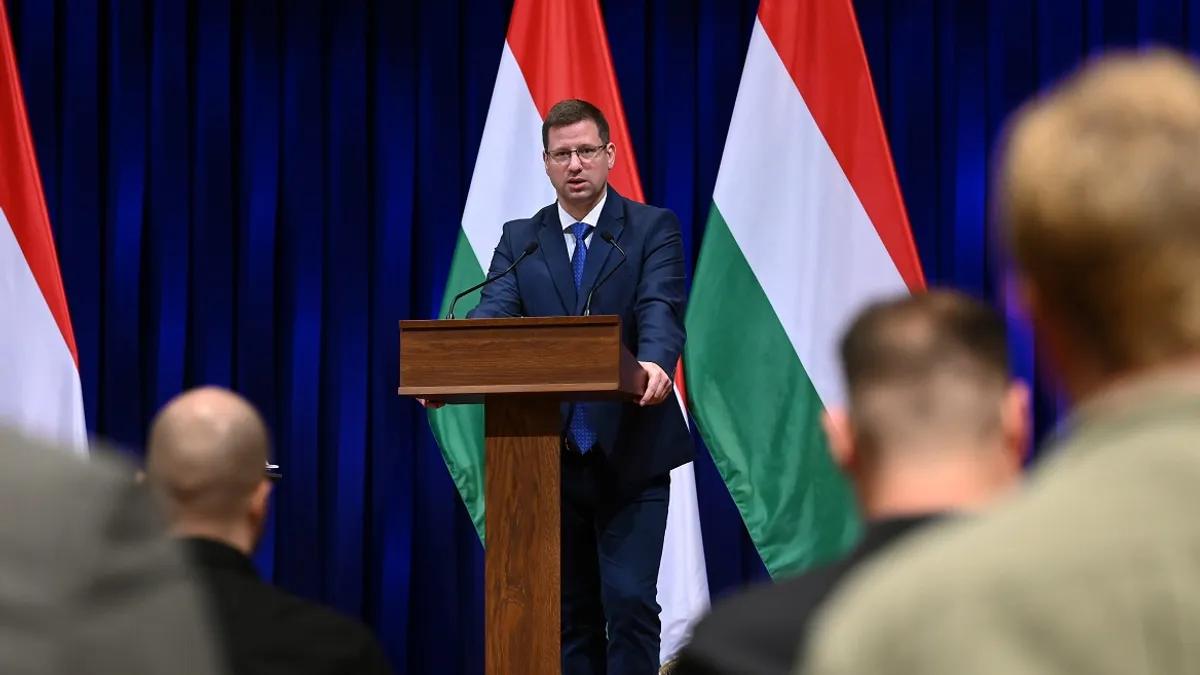 Gulyás Gergely elárulta, hogy mennyire befolyásolják a halálos fenyegetések a kormányfő programjait