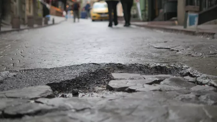 Kátyúkirályság lett a főváros: Vigyázzon, a budapesti utak az ujját is eltörhetik!