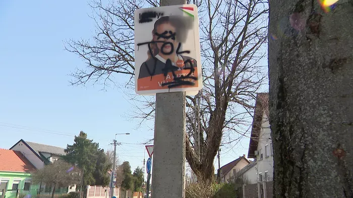Trágár feliratokkal firkálták össze a fideszes jelölt plakátjait Csepelen