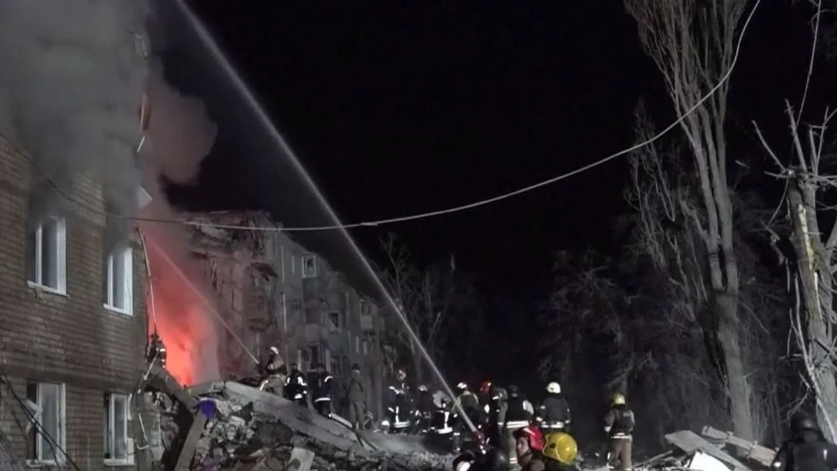 Legkevesebb 10 ember meghalt miután orosz rakétatalálat ért egy harkivi lakóházat