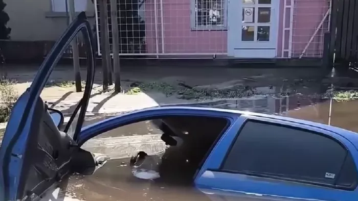 Vízmű-katasztrófa a XVI. kerületben: elnyelt az aszfalt egy autót