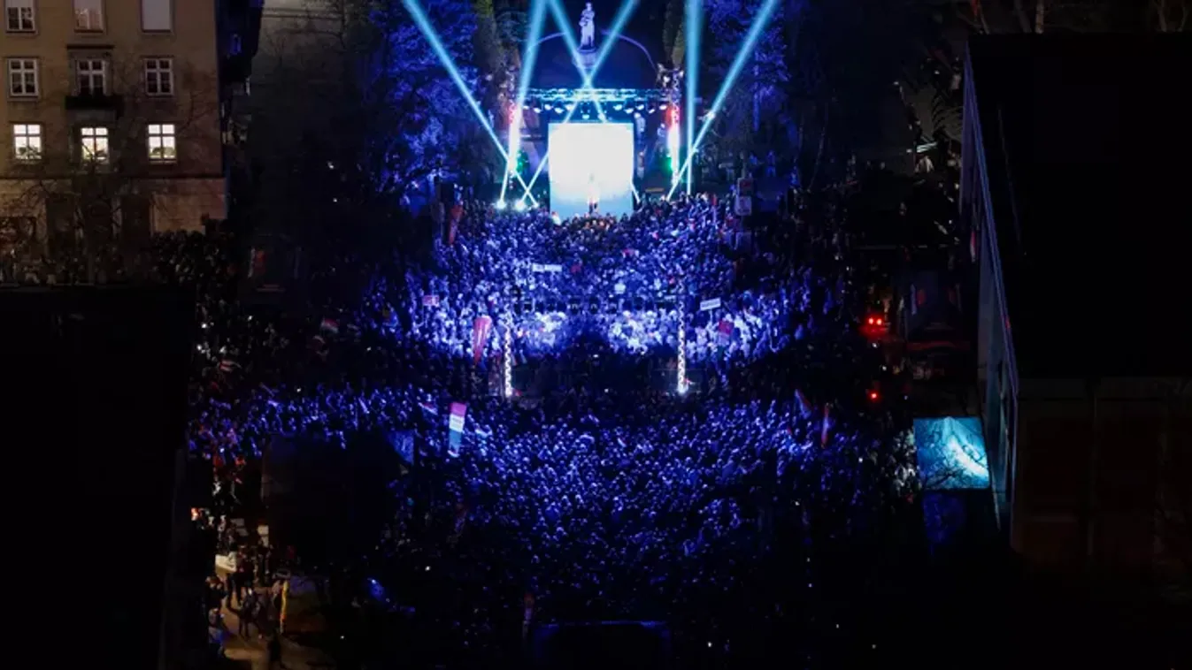 Nem adjuk a gyerekeinket és a pénzünket Ukrajnának! – Döbbenetes tömeg előtt üzent Orbán Viktor Dunaújvárosból