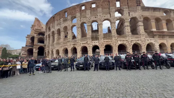 Autószentelés a Colosseum árnyékában: Törő András atya áldotta meg a járműveket