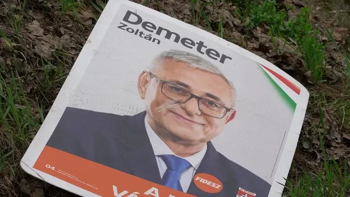 Brutális kampányháború: leszedték a Fidesz plakátjait Edelényben