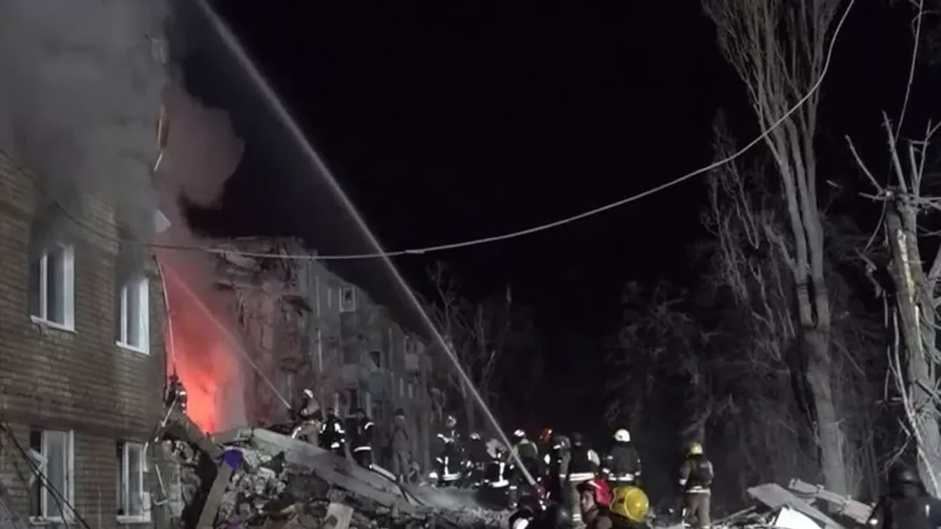 Legkevesebb 10 ember meghalt miután orosz rakétatalálat ért egy harkivi lakóházat