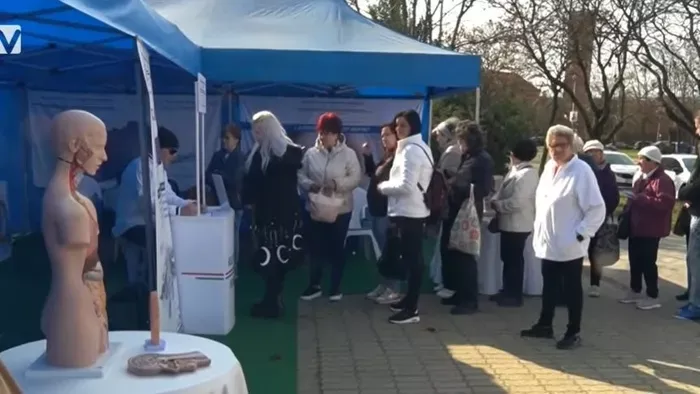 Egy speciális busz az átfogó egészségügyi szűrőprogram szolgálatában