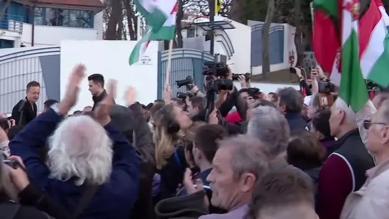 Az ukrán nagykövetség előtt tüntetett a Nemzeti Ellenállás Mozgalom